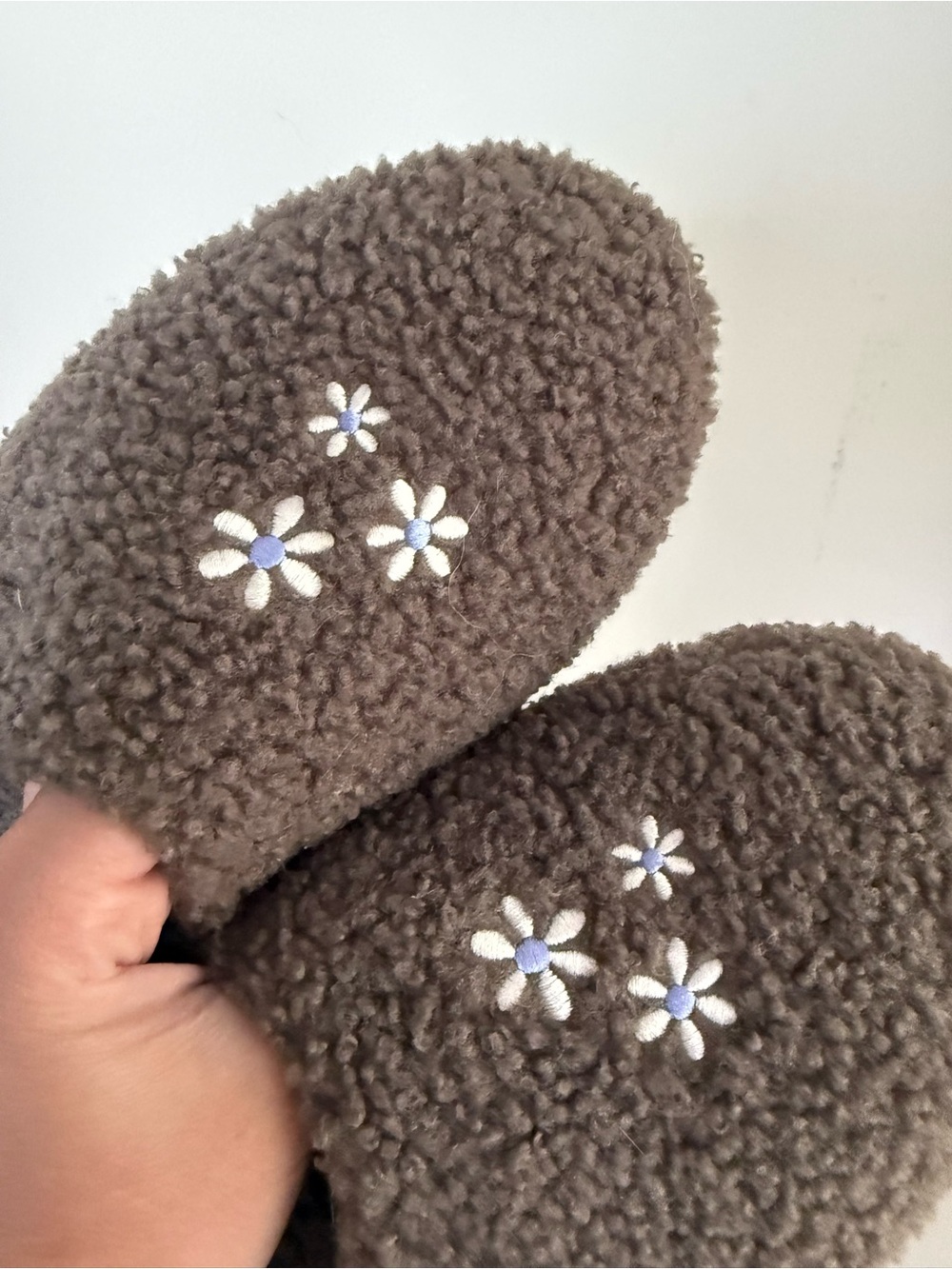 Bombas Sunday Mule Sherpa Slippers with Daisy Embroidery - Picture 4 of 5